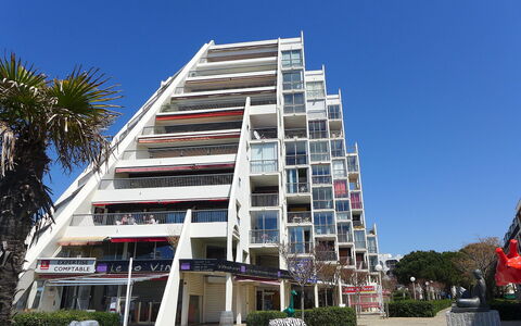 La Tour Fenestrelle: Himmel, Gebäude, Eigentum, Pflanze, Baum, Die Architektur, Urban Design, Nachbarschaft, Wohngebiet, Eigentumswohnung