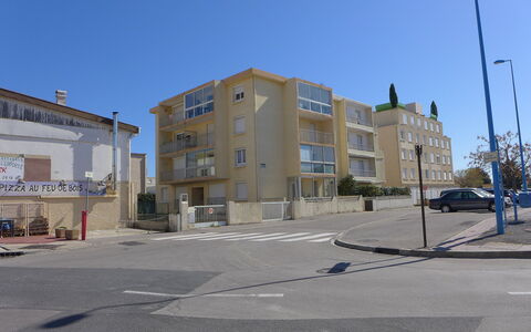 Narbonne-Plage 295: Wasser, Pflanze, Eigentum, Gebäude, Schwimmbad, Azurblau, Fenster, Die Architektur, Freizeit, Wohngebiet