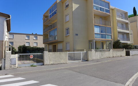 Narbonne-Plage 295: Wasser, Pflanze, Eigentum, Gebäude, Schwimmbad, Azurblau, Fenster, Die Architektur, Freizeit, Wohngebiet