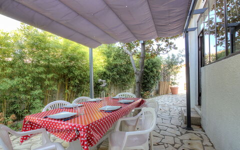 Villa Thiers: Pflanze, Möbel, Tabelle, Schatten, Gebäude, Stuhl, Gartenmöbel, Interior Design, Baum, Freizeit