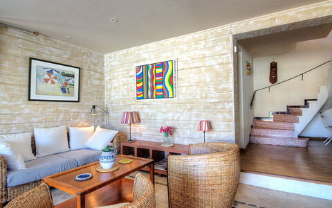 Villa Thiers: Möbel, Eigentum, Tabelle, Azurblau, Bilderrahmen, Gebäude, Interior Design, Wohnzimmer, Couch, Holz