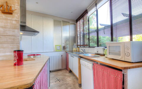 Villa Thiers: Cabinetry, Countertop, Möbel, Fenster, Küche, Küchengerät, Holz, Haushaltsgerät, Beleuchtung, Herd
