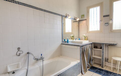 Villa Thiers: Badewanne, Eigentum, Armatur, Fenster, Zapfhahn, Badezimmer, Produkt, Cabinetry, Interior Design, Flooring