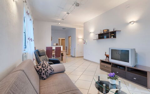 Adria: Möbel, Eigentum, Gebäude, Bilderrahmen, Interior Design, Tabelle, Zimmerpflanze, Fernsehen, Flooring, Haus