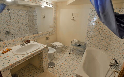 Barchessa Palladio: Badezimmer, Armatur, Bad Sink, Flooring, Interior Design, Fussboden, Zapfhahn, Sinken, Installation, Zimmer