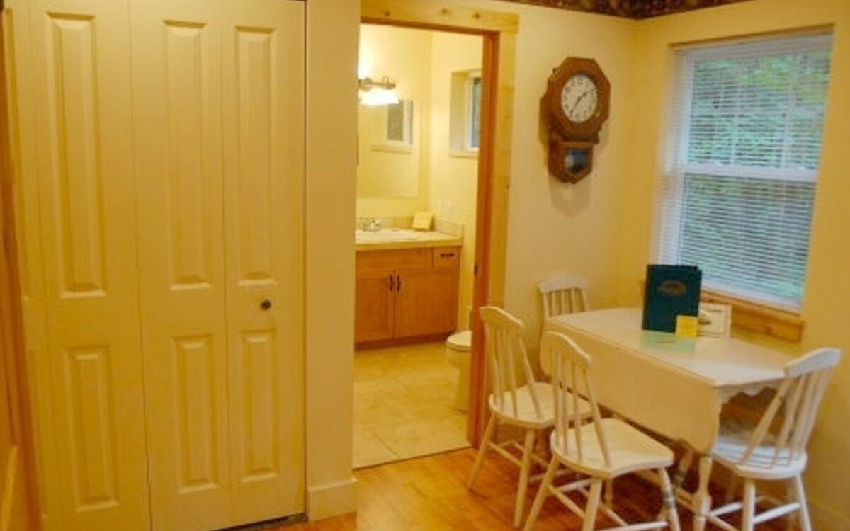 12gs Cabin w Sweet Covered Porch!