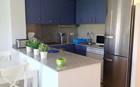 Michele: Cabinetry, Countertop, Möbel, Spüle, Sinken, Tabelle, Pflanze, Gebäude, Stuhl, Herd