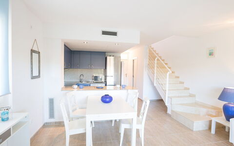 Michele: Möbel, Tabelle, Azurblau, Holz, Gebäude, Wohnzimmer, Fussboden, Flooring, Zimmerpflanze, Haus