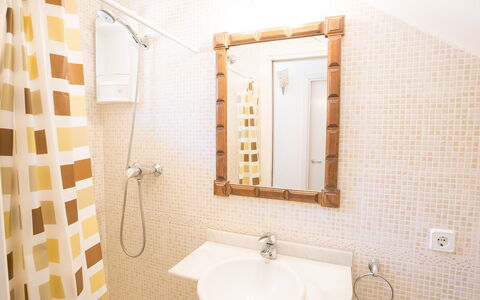 Michele: Spiegel, Braun, Sinken, Armatur, Eigentum, Zapfhahn, Bad Sink, Badezimmer, Interior Design, Lila