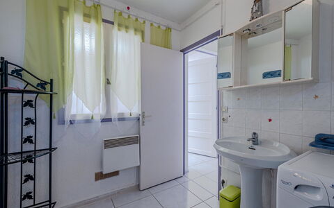 Nautica: Spiegel, Eigentum, Zapfhahn, Sinken, Armatur, Badezimmerschrank, Bad Sink, Badezimmer, Gebäude