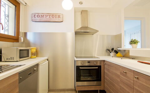 Le Rabelais: Countertop, Cabinetry, Eigentum, Gebäude, Fenster, Küche, Herd, Küchengerät, Holz, Flooring