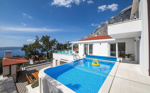 Prestige: Wolke, Himmel, Gebäude, Schwimmbad, Azurblau, Schatten, Wasser, Fenster, Gartenmöbel, Strandresort