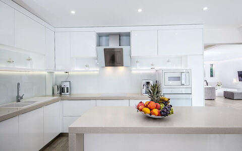 Prestige: Cabinetry, Countertop, Sinken, Spüle, Küche, Interior Design, Zapfhahn, Küchengerät, Fussboden, Holz