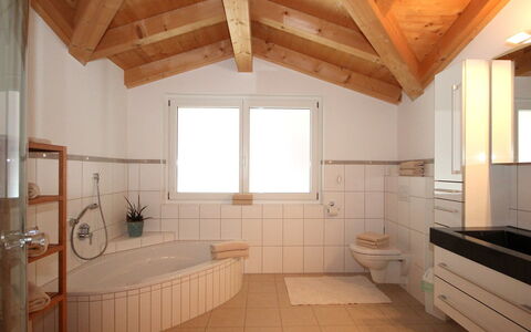 Linnehan: Badewanne, Gebäude, Fenster, Badezimmer, Cabinetry, Armatur, Interior Design, Holz, Die Architektur