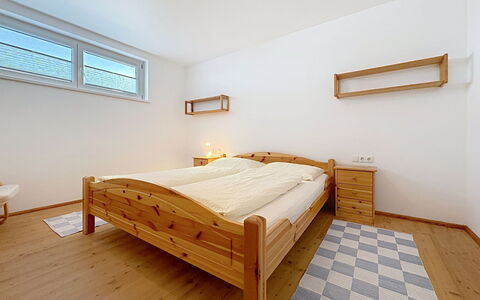 Linnehan: Bett, Schlafzimmer, Interior Design, Fussboden, Bedding, Holz, Flooring, Bettdecke, Zimmer, Decke