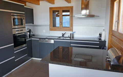 La Truffe: Countertop, Zapfhahn, Cabinetry, Spüle, Möbel, Sinken, Armatur, Gebäude, Küche, Fenster