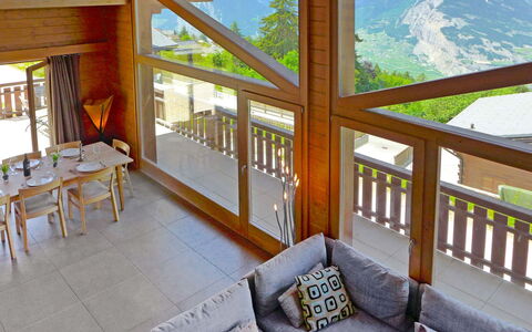 La Truffe: Eigentum, Möbel, Himmel, Grün, Holz, Veranda, Baum, Interior Design, Gebäude, Schatten