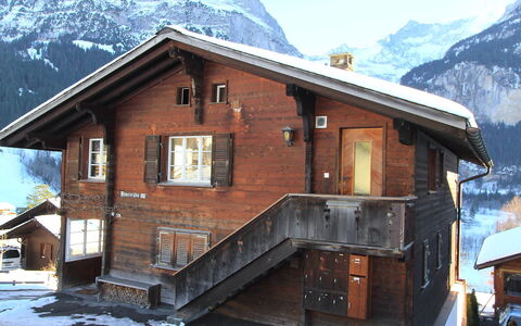 Chalet Almisräba: Himmel, Berg, Gebäude, Schnee, Eigentum, Fenster, Steigung, Haus, Holz, Hütte