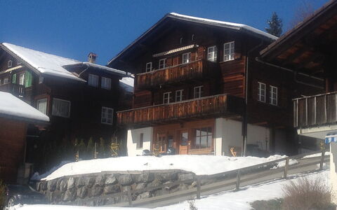 Chalet Almisräba: Himmel, Gebäude, Fenster, Schnee, Steigung, Haus, Pflanze, Baum, Abstellgleis, Fassade