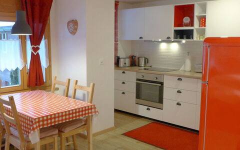 Chalet Almisräba: Möbel, Cabinetry, Tabelle, Eigentum, Countertop, Stuhl, Küchengerät, Gebäude, Holz, Schublade