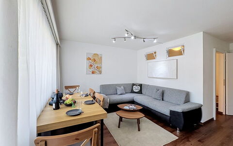 Viktoria a: Möbel, Interior Design, Flooring, Couch, Fussboden, Wand, Zimmer, Holz, Decke, Wohnzimmer