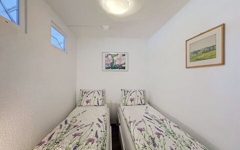 Viktoria a: Wand, Fussboden, Flooring, Interior Design, Decke, Zimmer, Wohnung, Schlafzimmer, Bett, Kissen