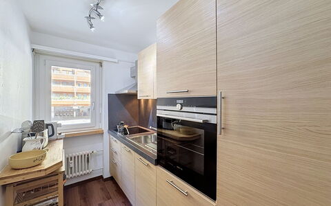 Viktoria a: Küchengerät, Küche, Countertop, Major Appliance, Cabinetry, Holz, Flooring, Interior Design, Haushaltsgerät, Fussboden