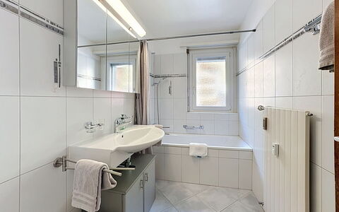 Viktoria a: Badezimmer, Armatur, Interior Design, Flooring, Fussboden, Sinken, Bad Sink, Zapfhahn, Decke, Installation