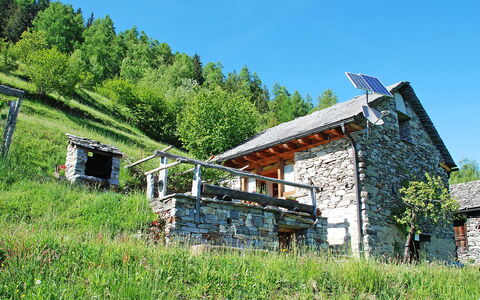 Rustico Pamela: Pflanze, Himmel, Natürliche Landschaft, Baum, Grundstueck, Gebäude, Steigung, Holz, Hütte, Wiese