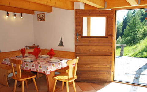 Rustico Pamela: Möbel, Eigentum, Pflanze, Tabelle, Fenster, Holz, Gebäude, Stuhl, Baum, Interior Design