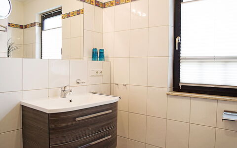 Norddeich 495: Sinken, Eigentum, Armatur, Zapfhahn, Badezimmerschrank, Spiegel, Bad Sink, Badezimmer, Rechteck, Interior Design
