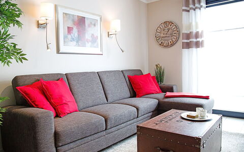Norddeich 495: Couch, Eigentum, Möbel, Weiss, Bilderrahmen, Wohnzimmer, Rechteck, Beleuchtung, Interior Design, Holz