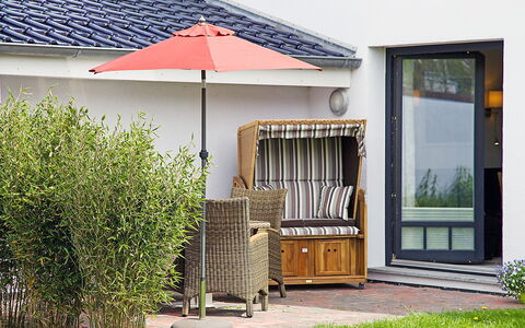 Norddeich 495: Pflanze, Gebäude, Eigentum, Fenster, Schatten, Holz, Grundstueck, Veranda, Haus, Wohngebiet