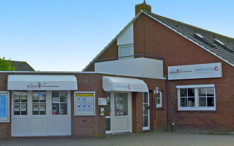 Norddeich 805: Himmel, Fenster, Gebäude, Tür, Hütte, Gas, Fassade, Dach, Baum, Haus