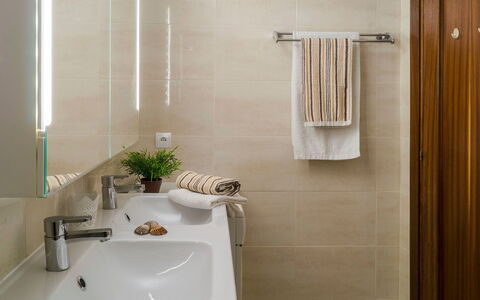Puerto Paraíso: Armatur, Zapfhahn, Sinken, Bad Sink, Badezimmer, Pflanze, Gebäude, Rechteck, Interior Design