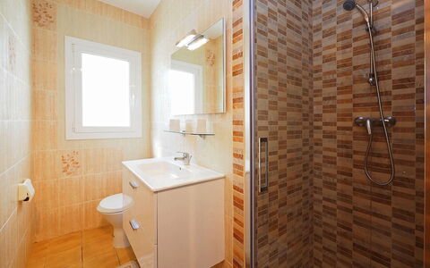 Alberes: Armatur, Sinken, Eigentum, Zapfhahn, Duschkopf, Badezimmer, Holz, Dusche, Interior Design