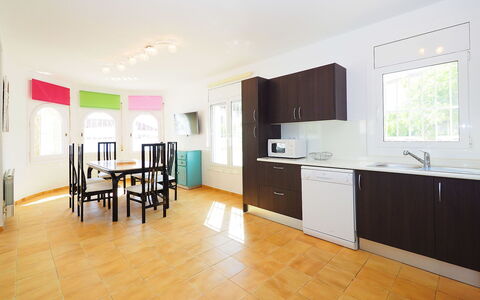 Alberes: Cabinetry, Möbel, Countertop, Eigentum, Sinken, Gebäude, Stuhl, Spüle, Holz, Schublade