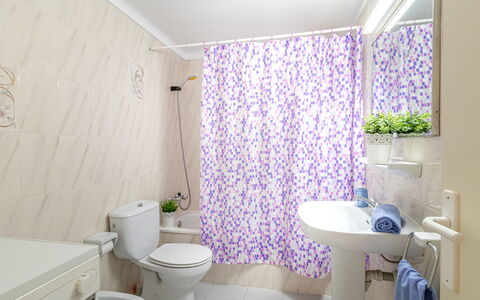 Sant Maurici: Eigentum, Armatur, Sinken, Bad Sink, Pflanze, Lila, Badezimmer, Die Architektur, Interior Design, Toilleten Sitz