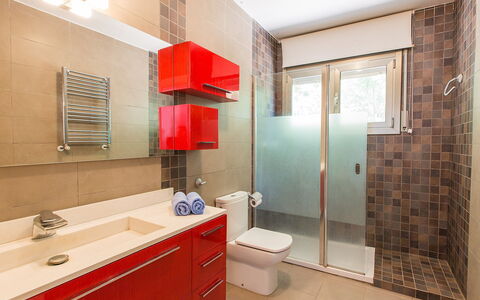 Amalia: Spiegel, Badezimmerschrank, Armatur, Sinken, Zapfhahn, Eigentum, Bad Sink, Cabinetry, Badezimmer, Toilette