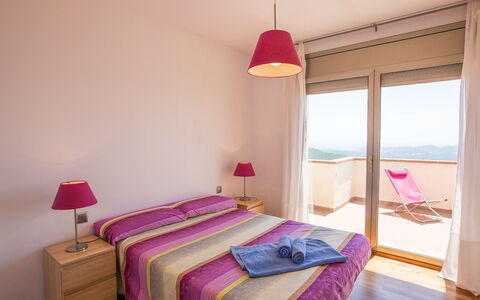 Amalia: Möbel, Eigentum, Komfort, Bettrahmen, Holz, Textil, Beleuchtung, Kissen, Lampe, Interior Design