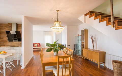 Amalia: Tabelle, Möbel, Eigentum, Stuhl, Holz, Couch, Beleuchtung, Interior Design, Flooring, Küche & Esszimmer Tisch