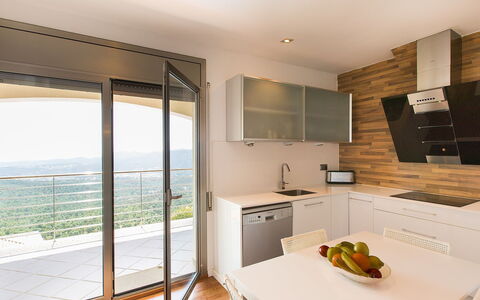 Amalia: Gebäude, Cabinetry, Möbel, Countertop, Holz, Küchengerät, Küche, Herd, Fussboden