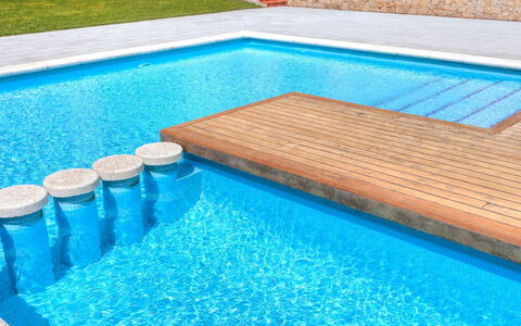 Gardenia: Wasser, Eigentum, Blau, Azurblau, Grün, Rechteck, Schwimmbad, Gebäude, Pflanze
