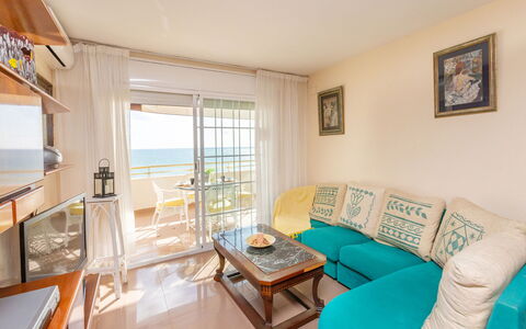 Front Beach: Eigentum, Möbel, Couch, Tabelle, Azurblau, Wohnzimmer, Komfort, Interior Design, Fussboden, Studio Couch