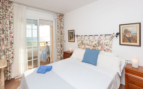 Front Beach: Möbel, Eigentum, Azurblau, Komfort, Bilderrahmen, Holz, Beleuchtung, Interior Design, Cabinetry