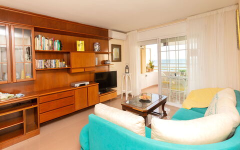 Front Beach: Cabinetry, Eigentum, Countertop, Möbel, Tabelle, Schublade, Regal, Komfort, Interior Design, Kommode