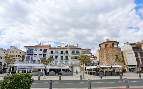 Cambrils Port: Wolke, Himmel, Gebäude, Pflanze, Fenster, Urban Design, Strassenbelag, Durchgangsstrasse, Fassade, Haus