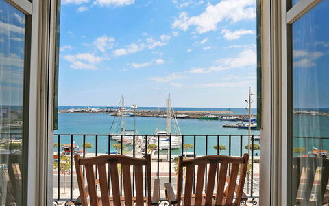 Cambrils Port: Himmel, Wolke, Gebäude, Wasser, Eigentum, Blau, Veranda, Azurblau, Stuhl, Holz