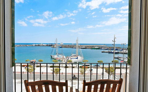 Cambrils Port: Wasser, Wolke, Himmel, Azurblau, Pflanze, Schatten, Boot, Strand, Stuhl