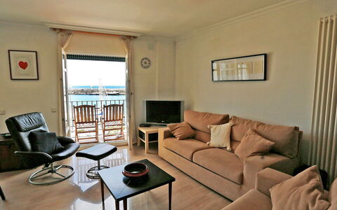 Cambrils Port: Eigentum, Couch, Möbel, Tabelle, Holz, Interior Design, Wohnzimmer, Fussboden, Komfort, Flooring